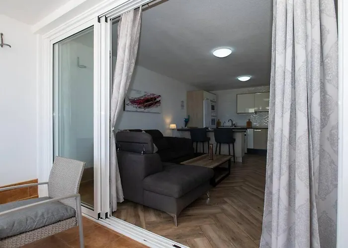 Modern 2 Bed Penthouse Americas Centre Of Town With A Pool And Ocean Views *