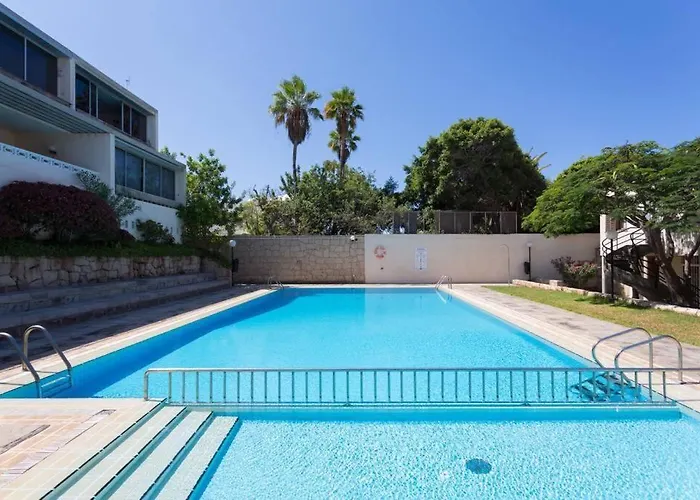 Modern 2 Bed Penthouse Americas Centre Of Town With A Pool And Ocean Views *