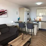 Modern 2 Bed Penthouse Americas Centre Of Town With A Pool And Ocean Views Apartman *