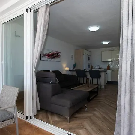 Modern 2 Bed Penthouse Americas Centre Of Town With A Pool And Ocean Views *
