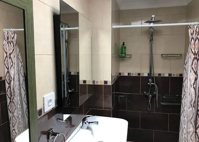 Modern 2 Bed Penthouse Americas Centre Of Town With A Pool And Ocean Views *