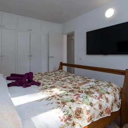 Modern 2 Bed Penthouse Americas Centre Of Town With A Pool And Ocean Views