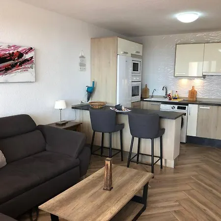 Modern 2 Bed Penthouse Americas Centre Of Town With A Pool And Ocean Views Apartment *