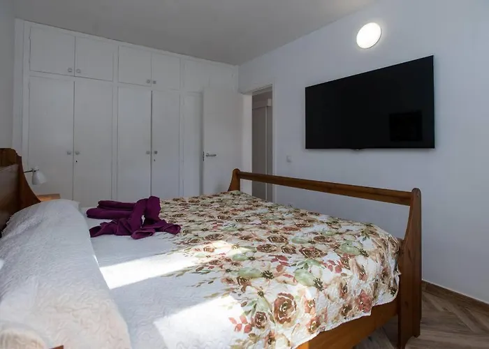 Modern 2 Bed Penthouse Americas Centre Of Town With A Pool And Ocean Views