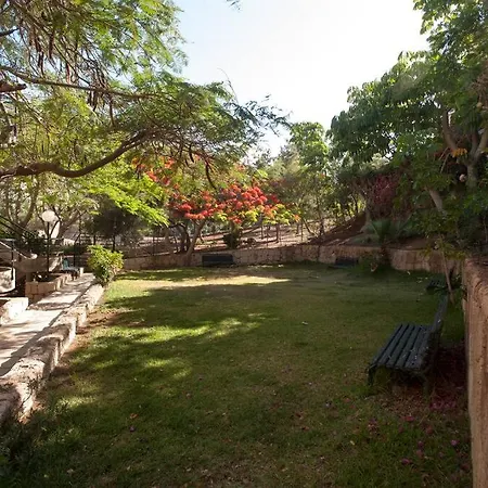 Modern 2 Bed Penthouse Americas Centre Of Town With A Pool And Ocean Views *